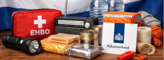 Noodpakket met basisbenodigdheden zoals water, conserven, zaklamp en EHBO